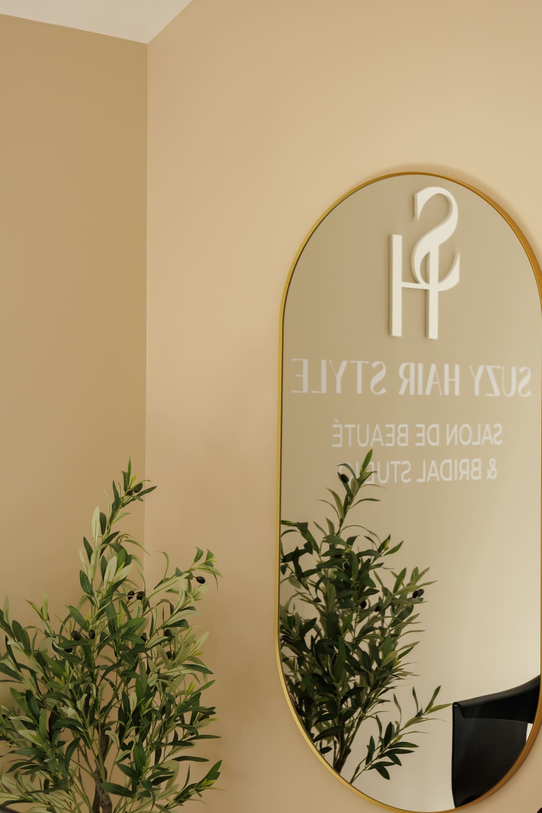 Miroir et signalétique d'un salon de beauté