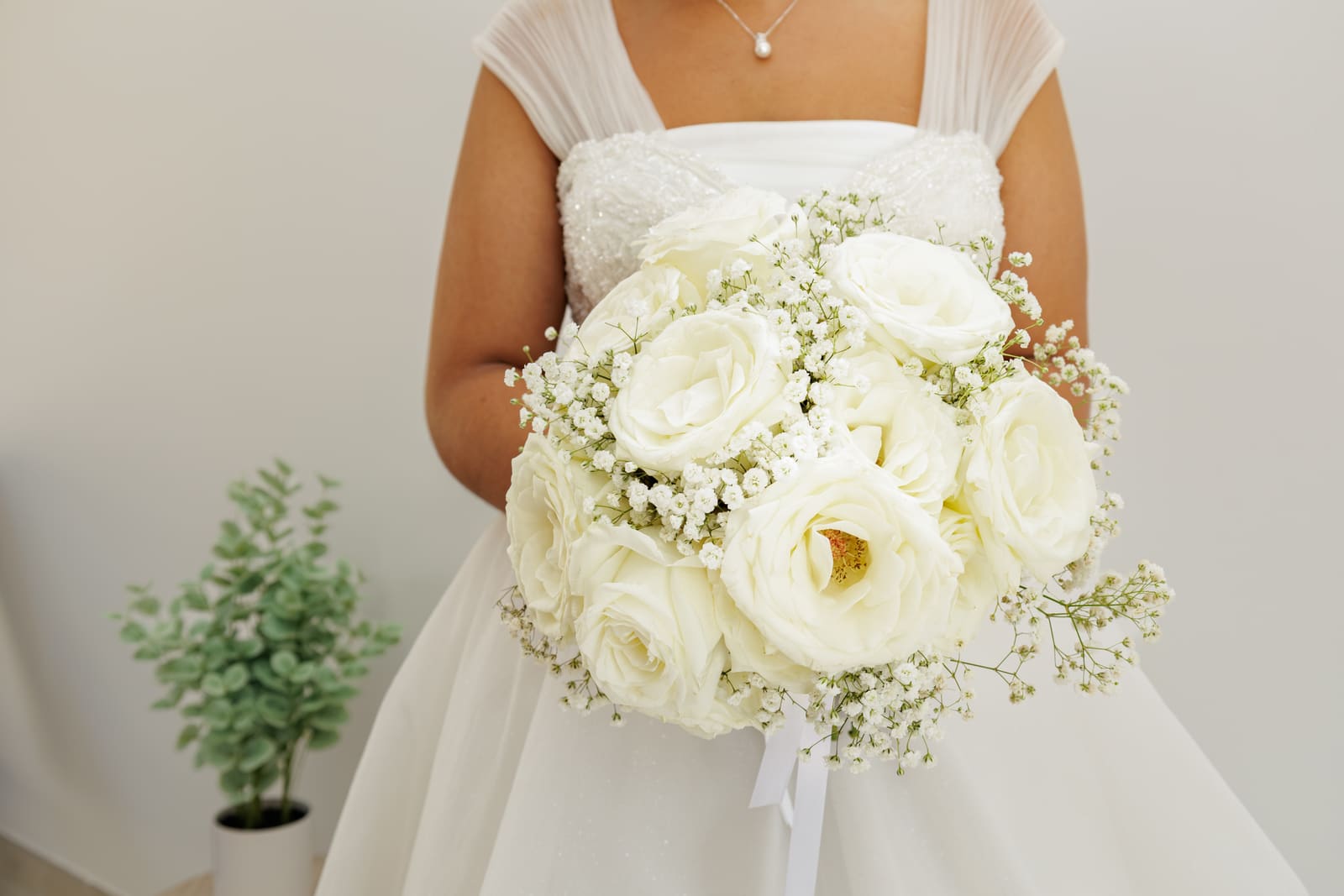 Bouquet de roses blanches et gypsophile